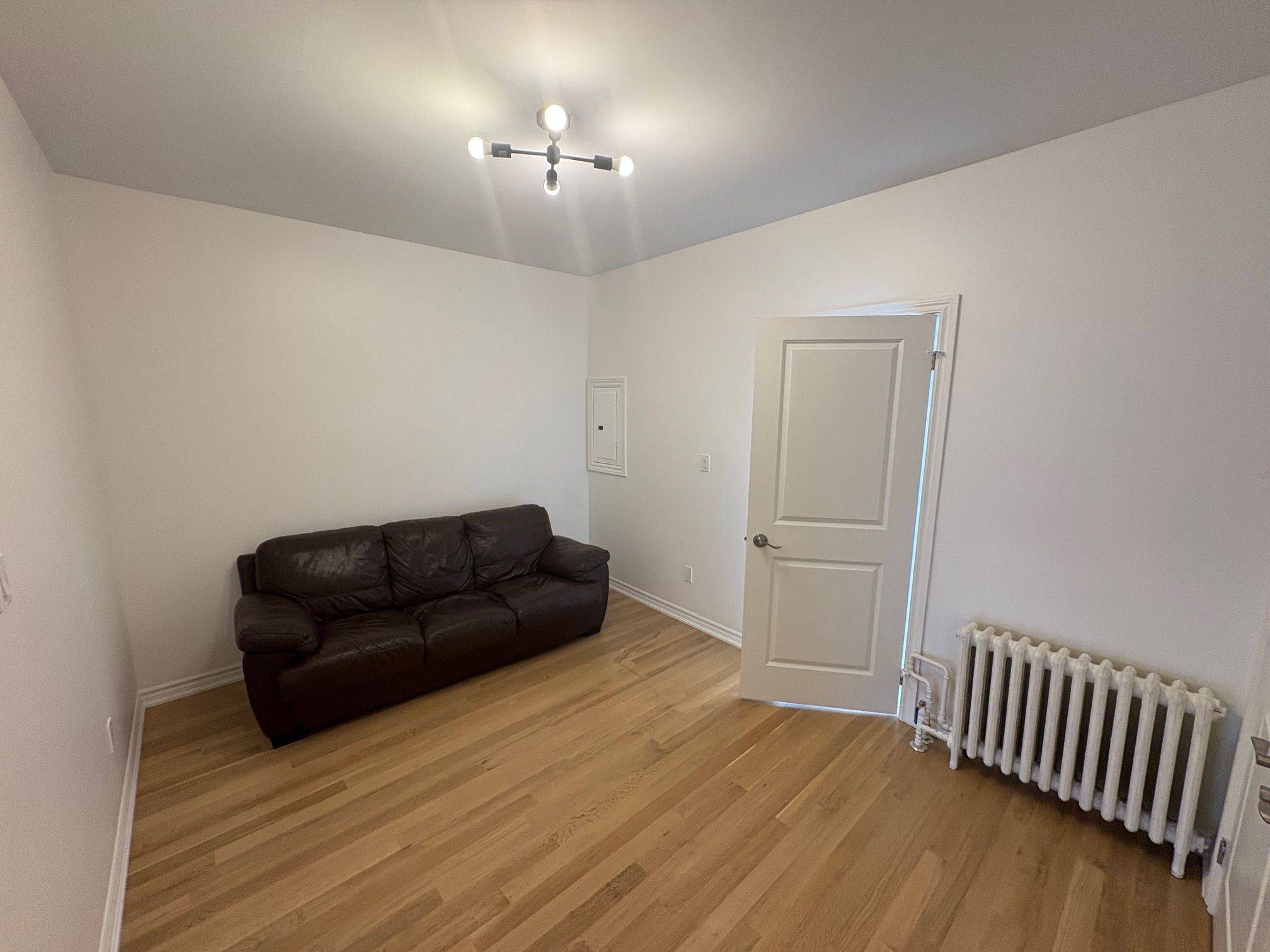 Toronto C01, ON M6J 1E9,756 Queen ST W #C