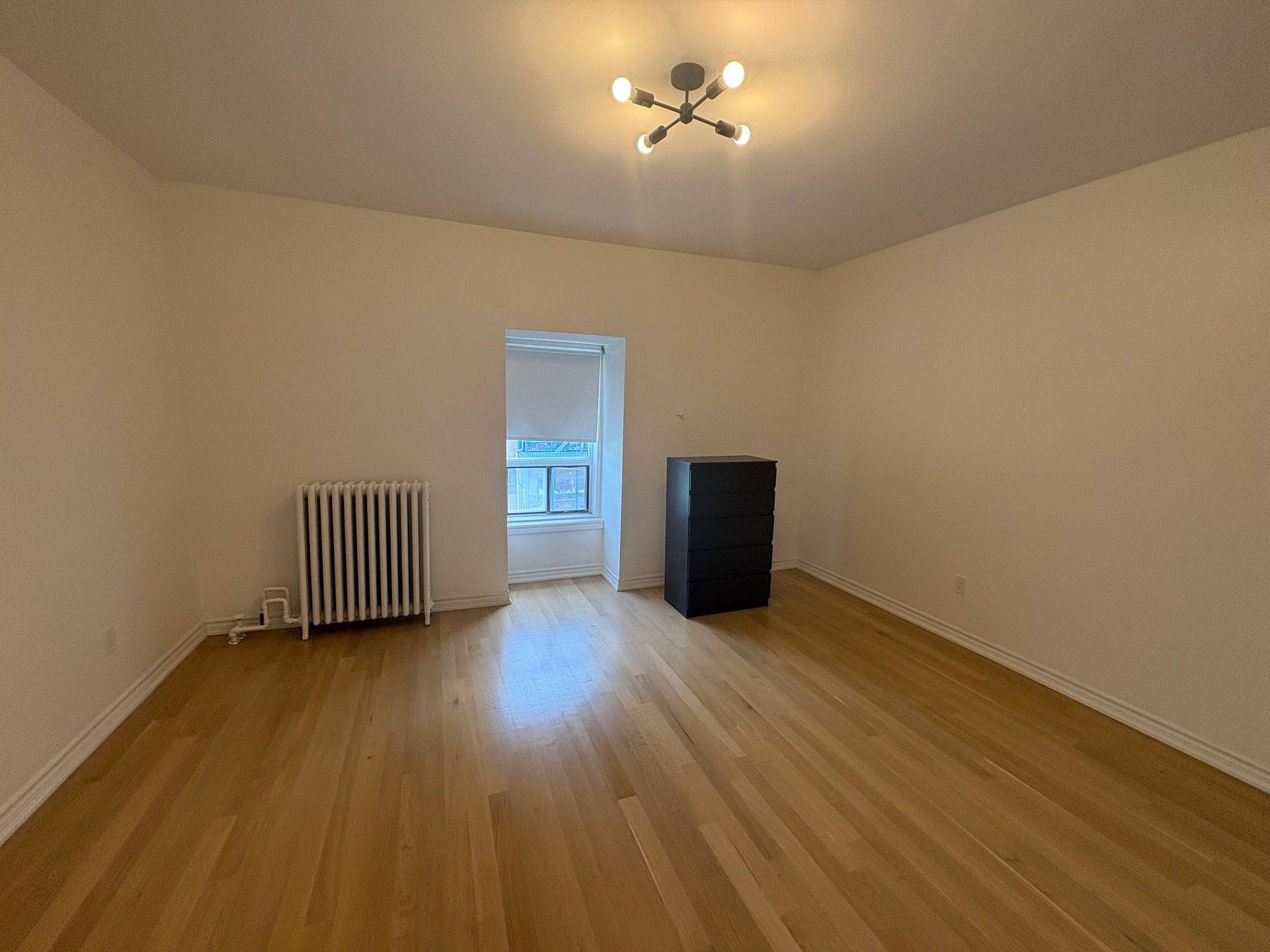 Toronto C01, ON M6J 1E9,756 Queen ST W #C