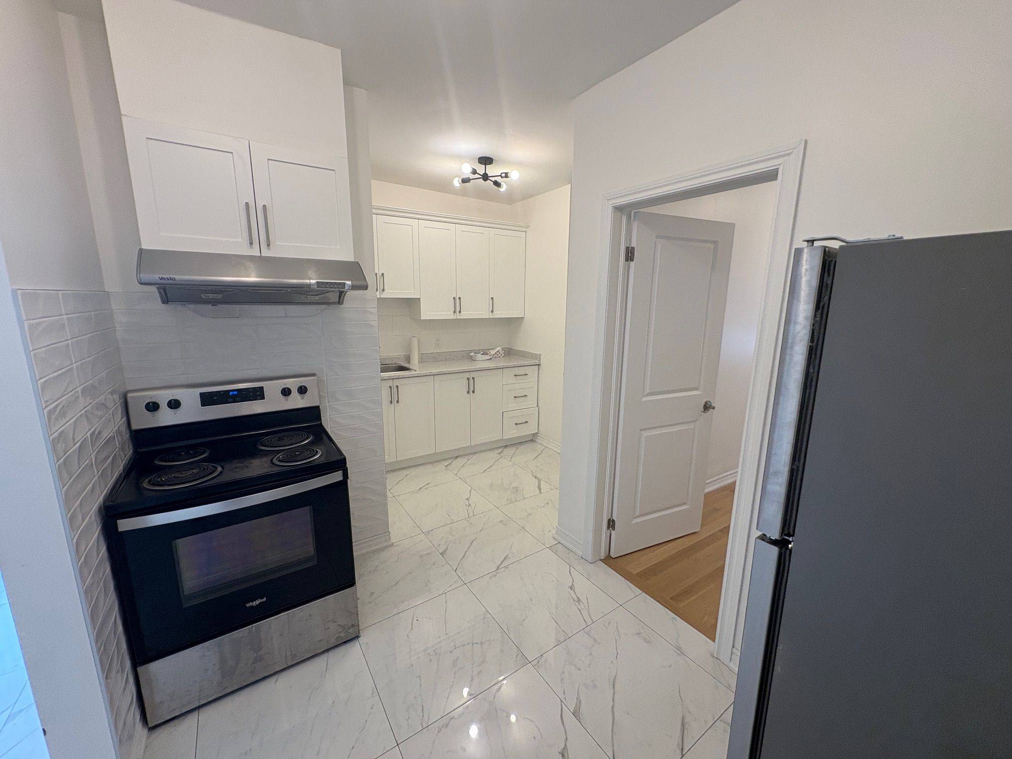 Toronto C01, ON M6J 1E9,756 Queen ST W #C