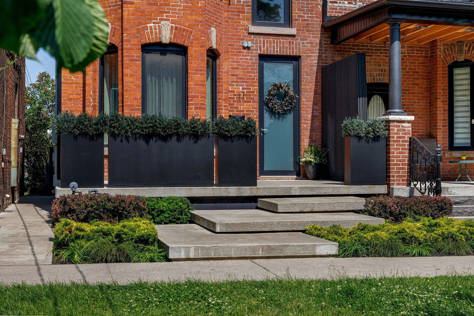 Toronto C01, ON M6J 3B2,17 Lakeview AVE