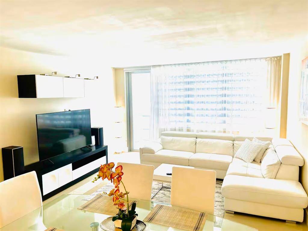 Hollywood, FL 33019,3725 S Ocean Dr #907