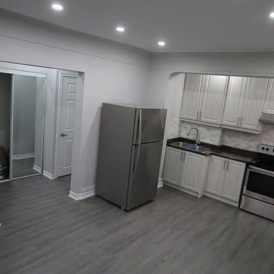 Hamilton, ON L8M 2A3,297 Cumberland AVE #01