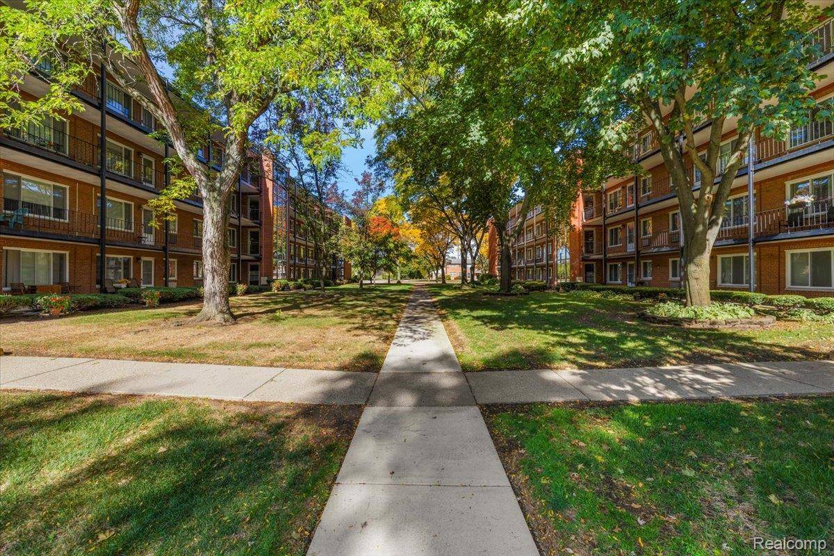 Royal Oak, MI 48073,2915 W 13 Mile RD #407