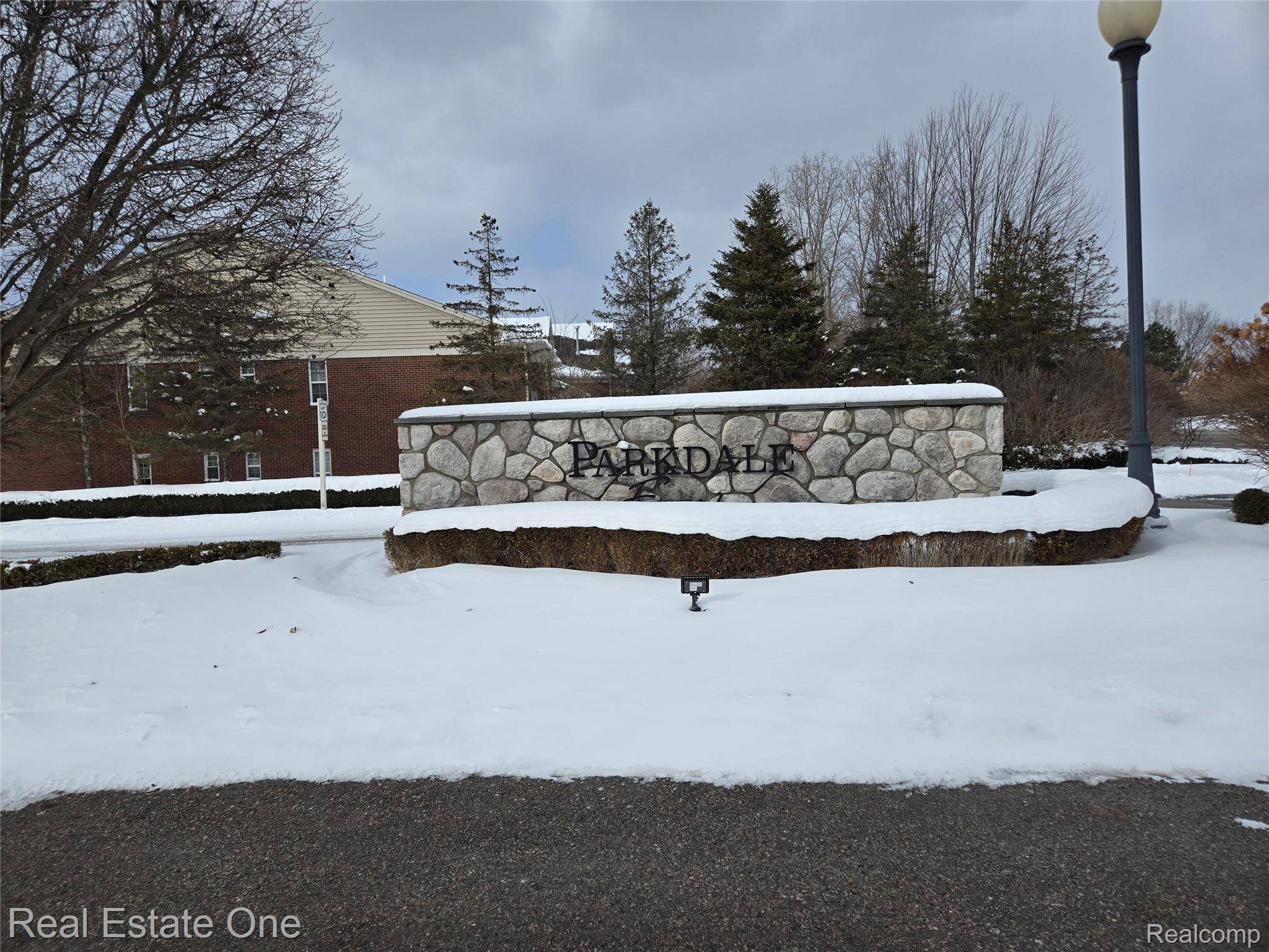 Rochester, MI 48307,1716 DEEPWOOD CIR #43