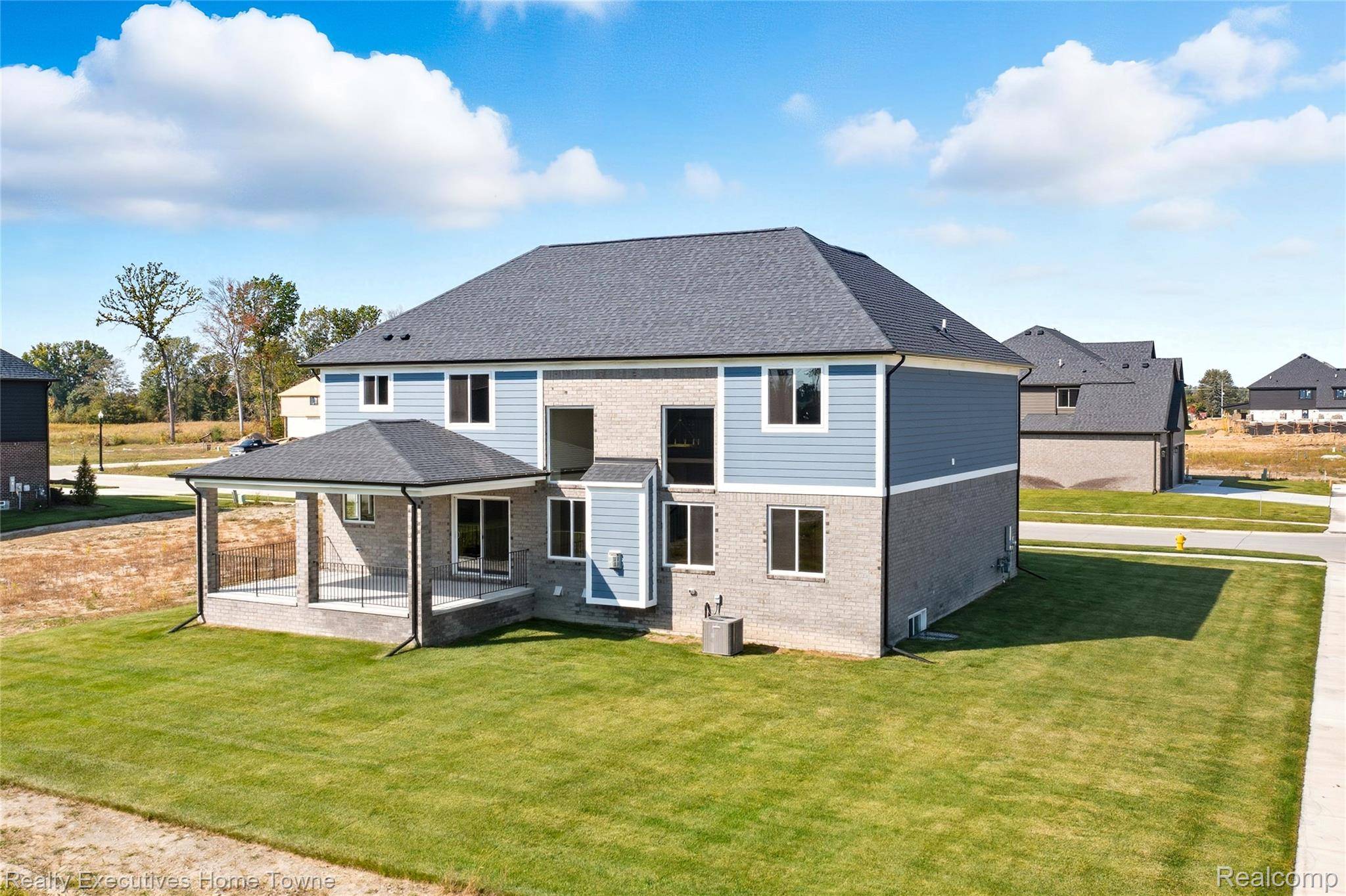 Macomb, MI 48042,24684 SAWGRASS DR