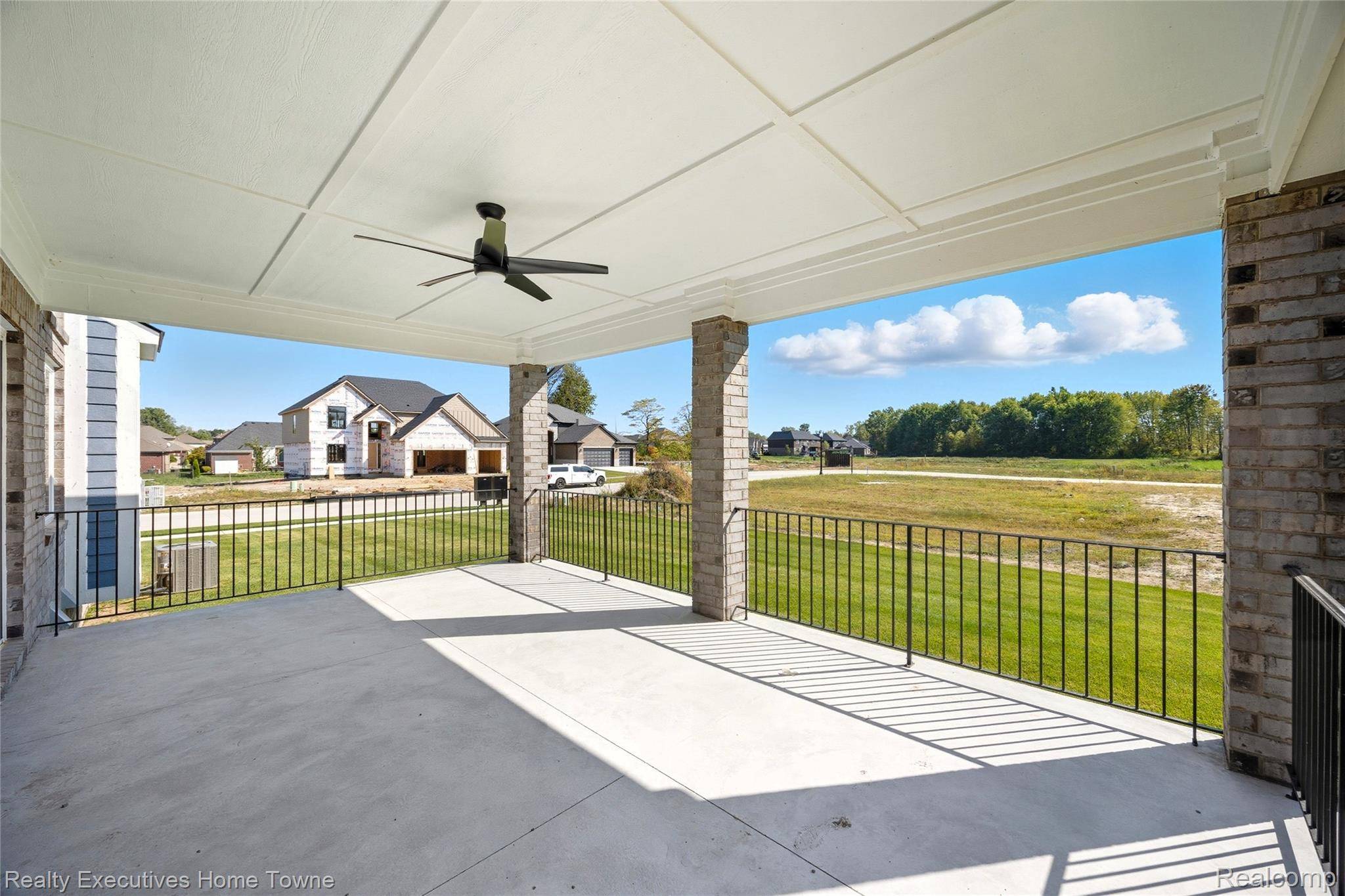 Macomb, MI 48042,24684 SAWGRASS DR