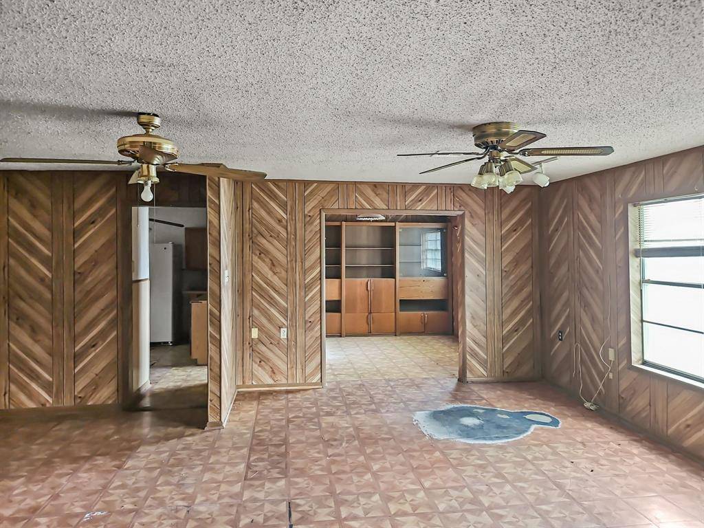 Evant, TX 76525,369 N Bell