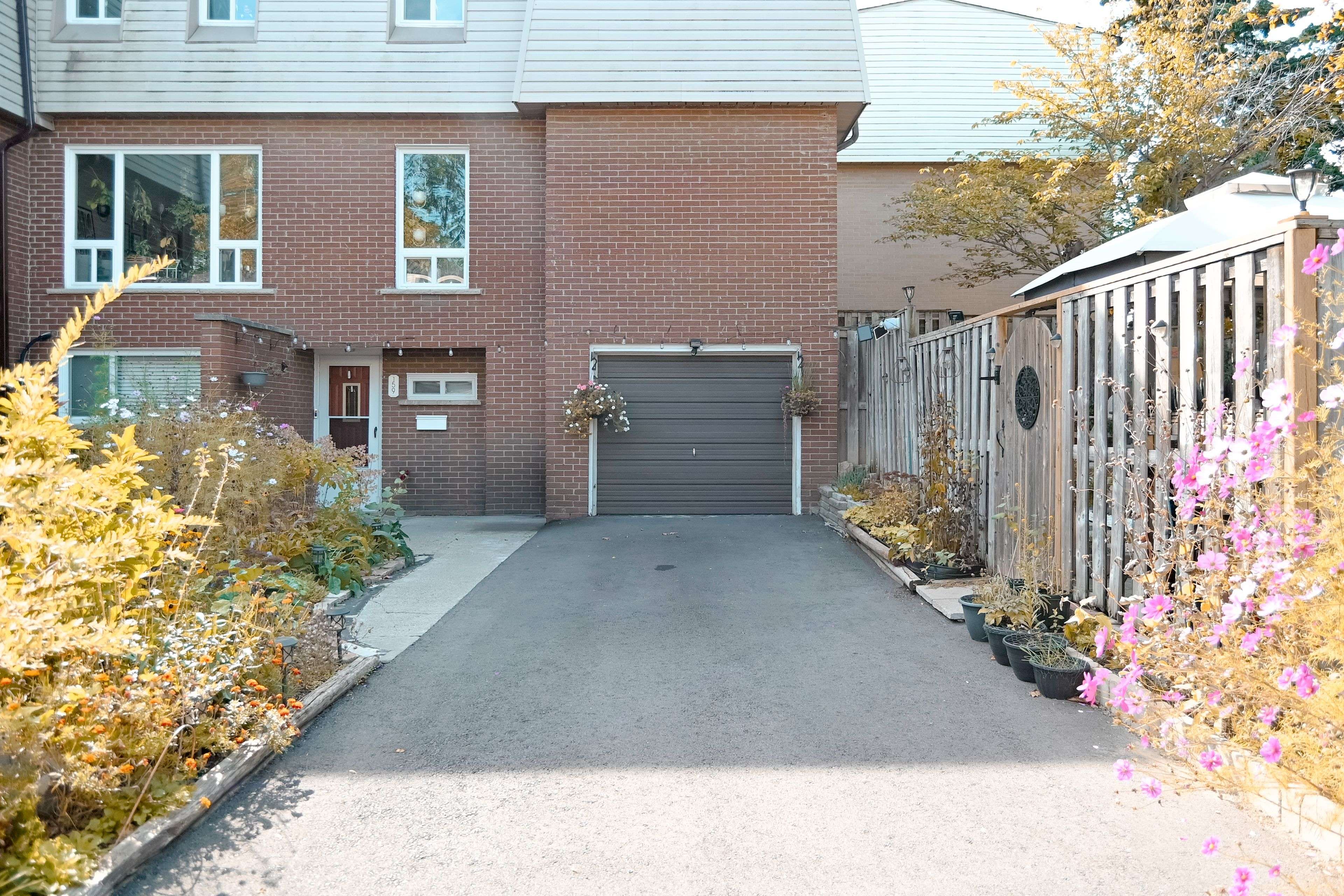 Mississauga, ON L5A 3M4,3175 Kirwin AVE #159