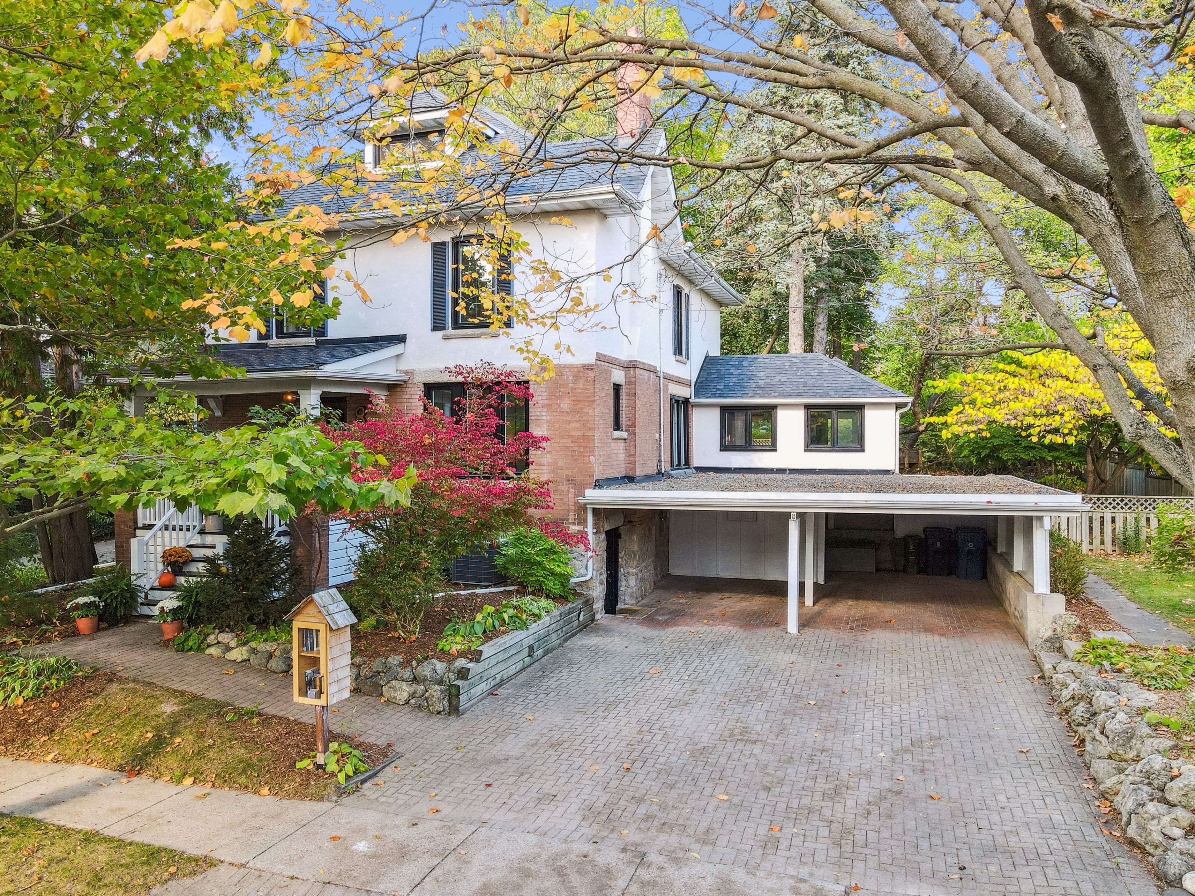 Guelph, ON N1G 1Z1,8 Crawford ST