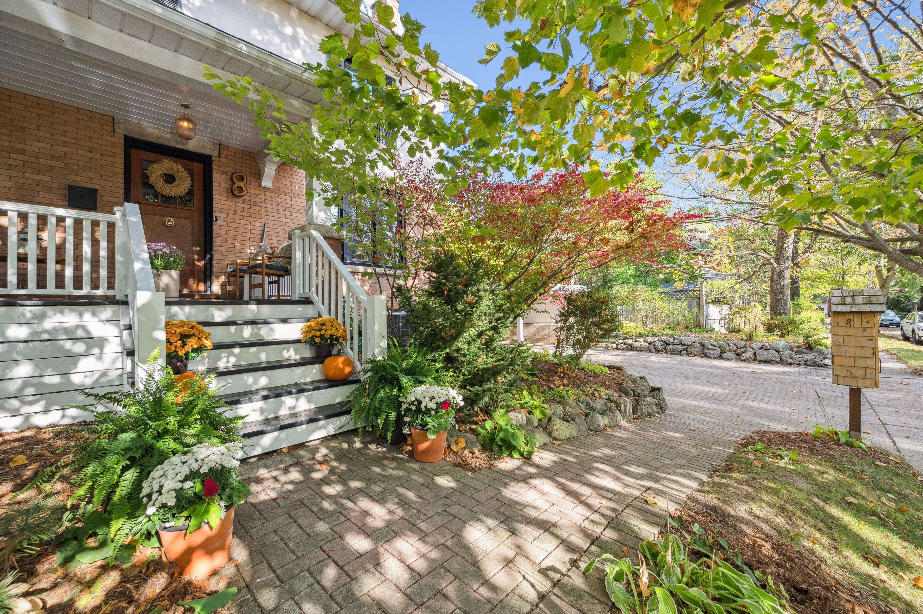 Guelph, ON N1G 1Z1,8 Crawford ST