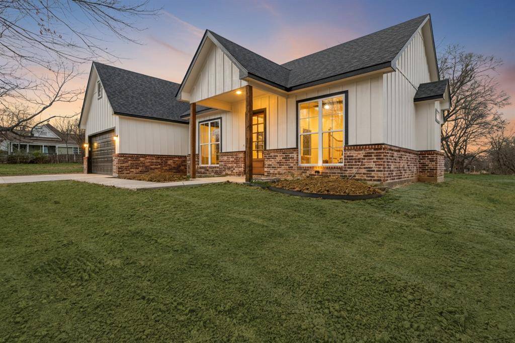 Blossom, TX 75416,535 E Fairview St