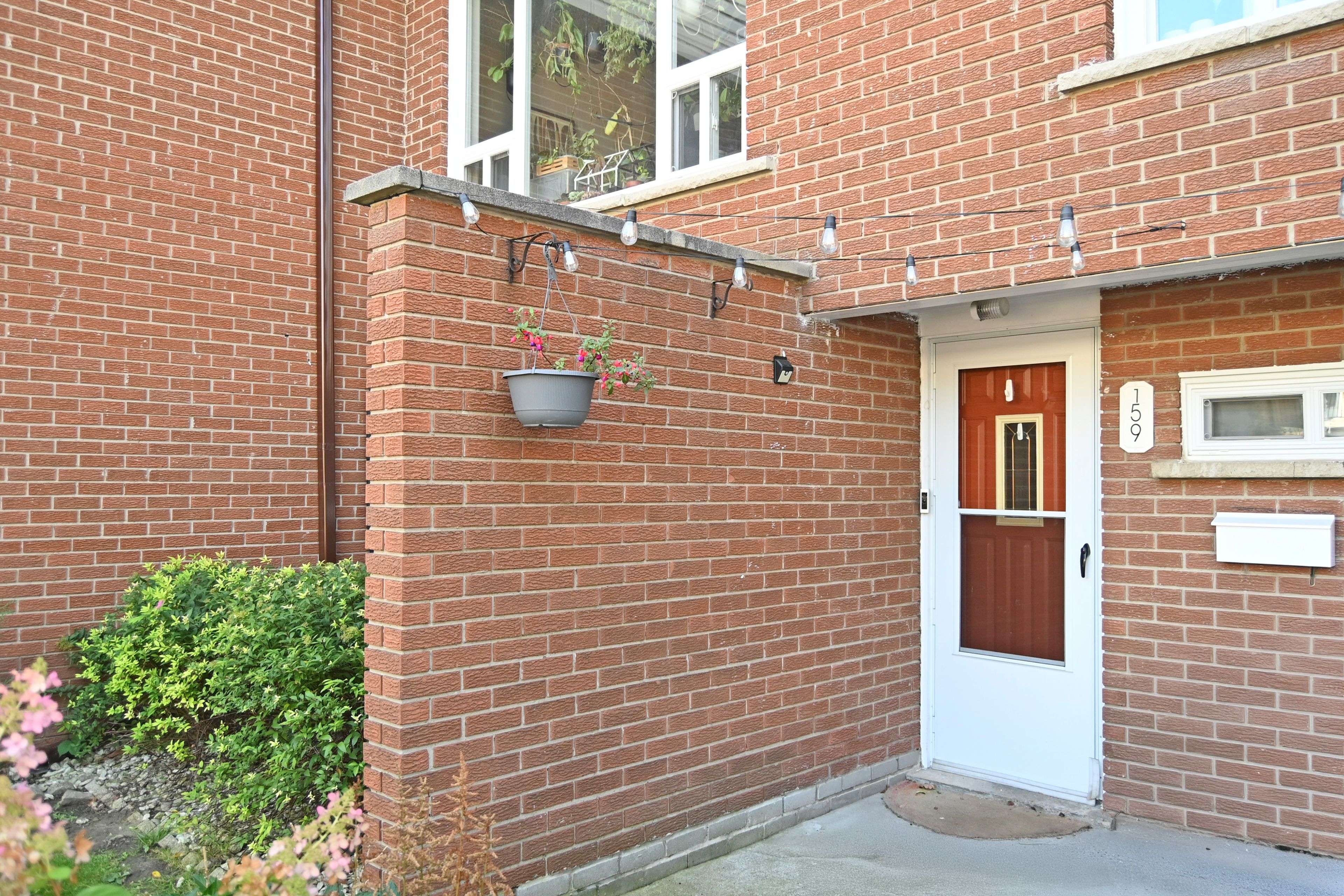 Mississauga, ON L5A 3M4,3175 Kirwin AVE #159