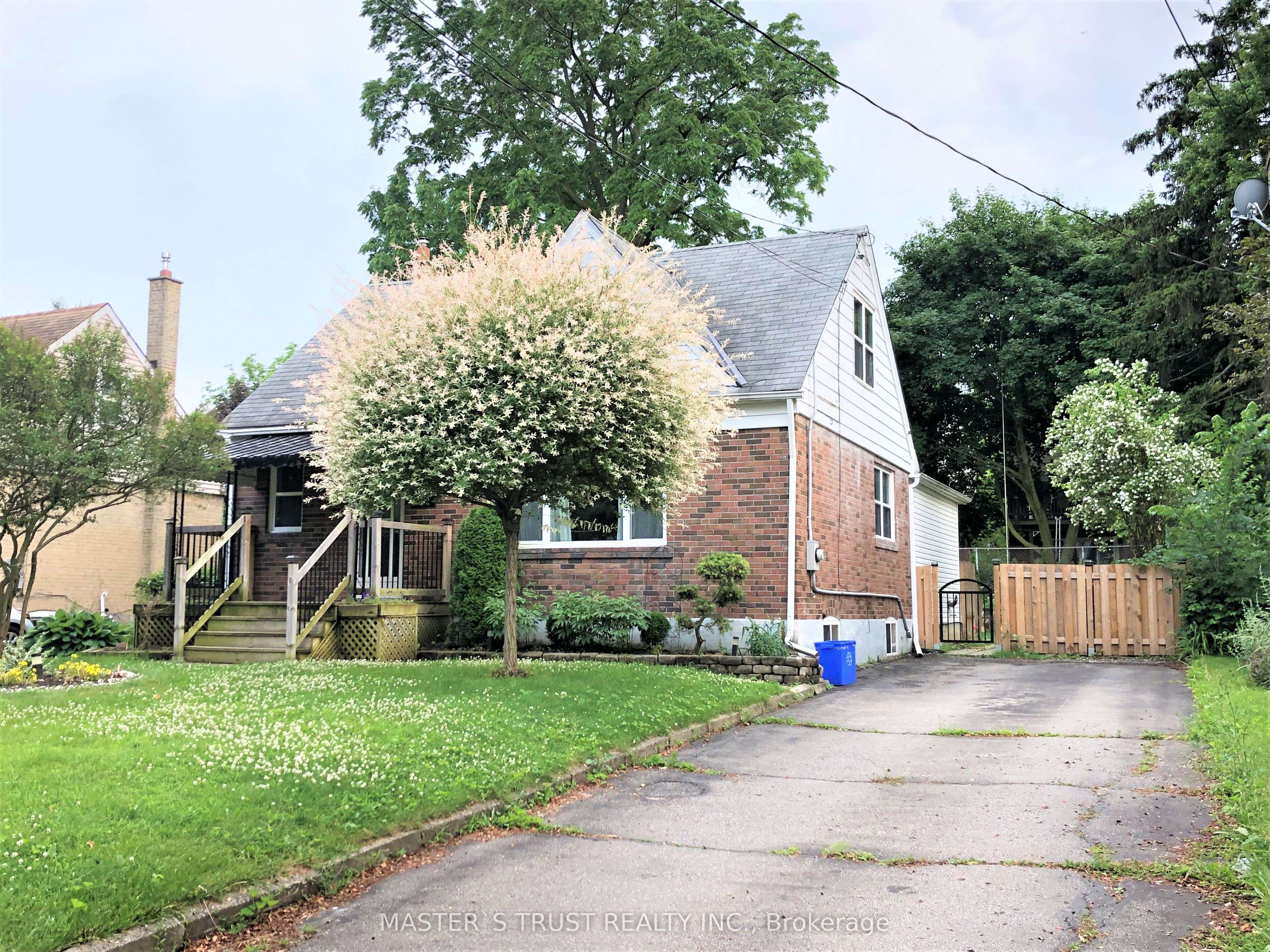 Oakville, ON L6K 3L2,262 Queen Mary DR