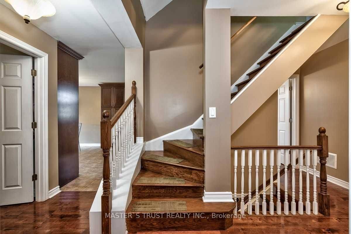 Oakville, ON L6K 3L2,262 Queen Mary DR