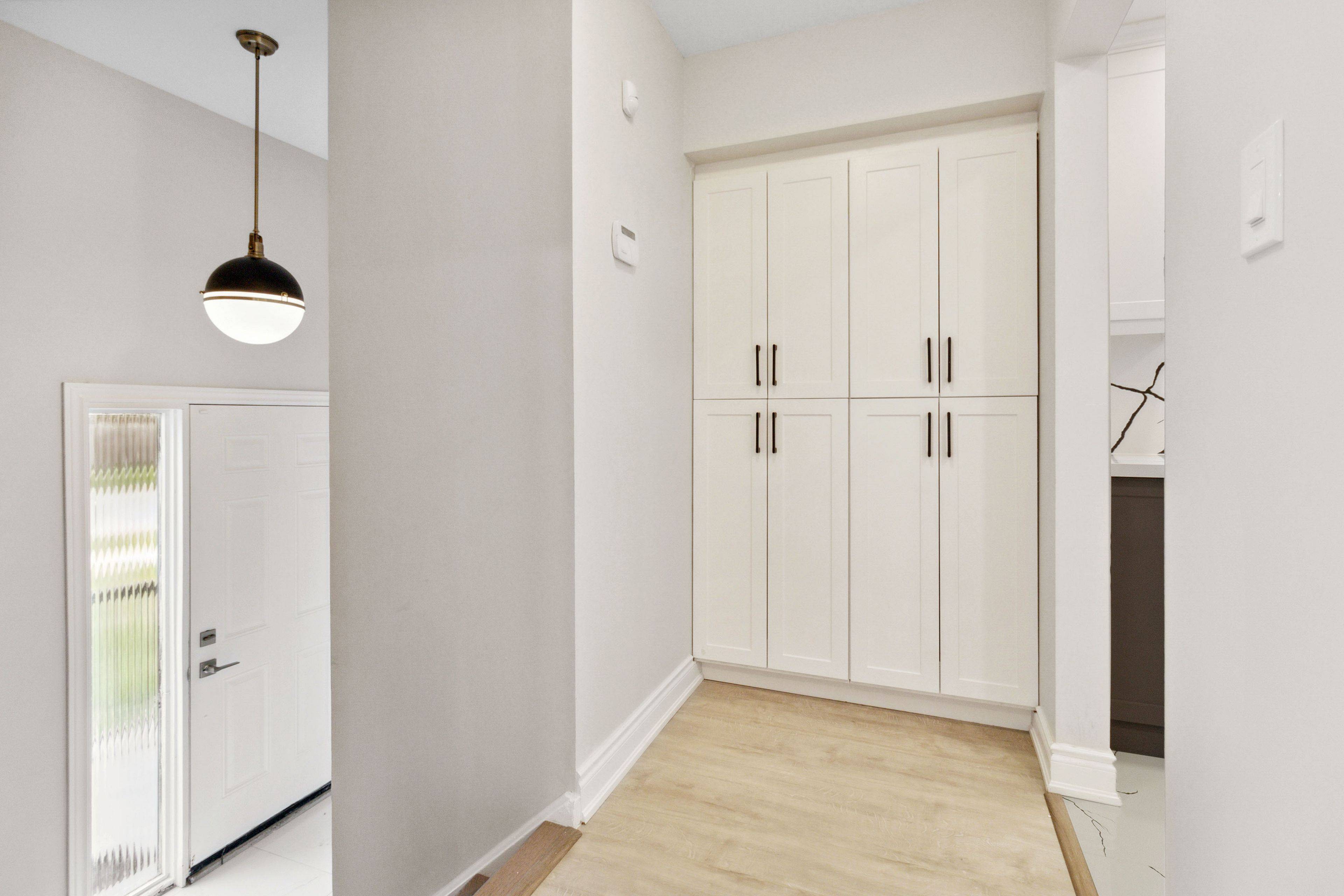 Mississauga, ON L5C 1Z7,3642 Ellengale DR