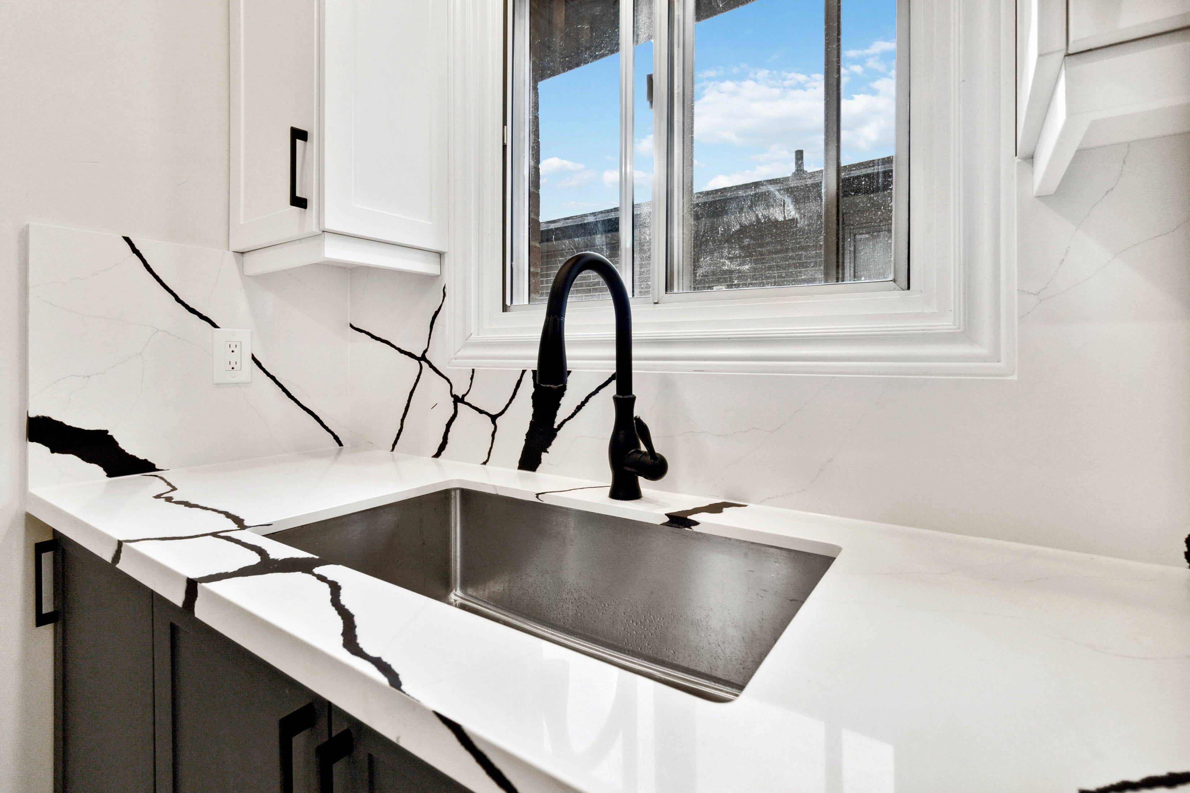 Mississauga, ON L5C 1Z7,3642 Ellengale DR