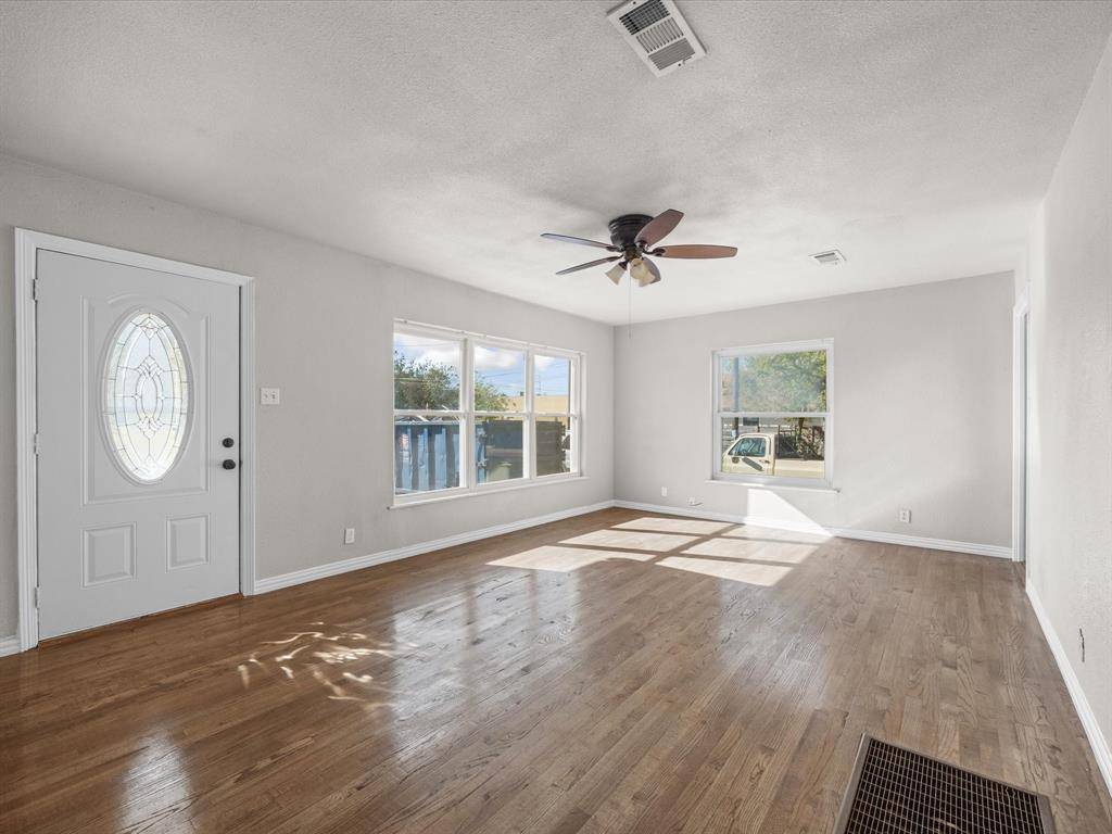 Ennis, TX 75119,206 E Belknap Street