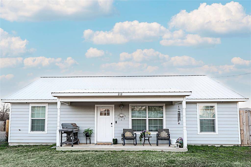 Bowie, TX 76230,212 E Clay Street