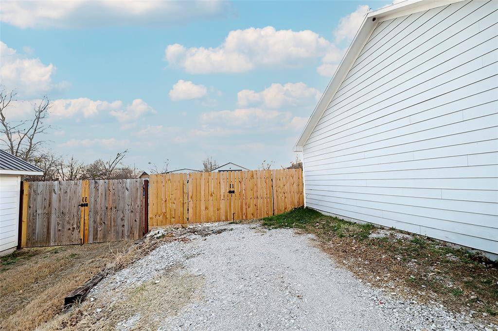 Bowie, TX 76230,212 E Clay Street