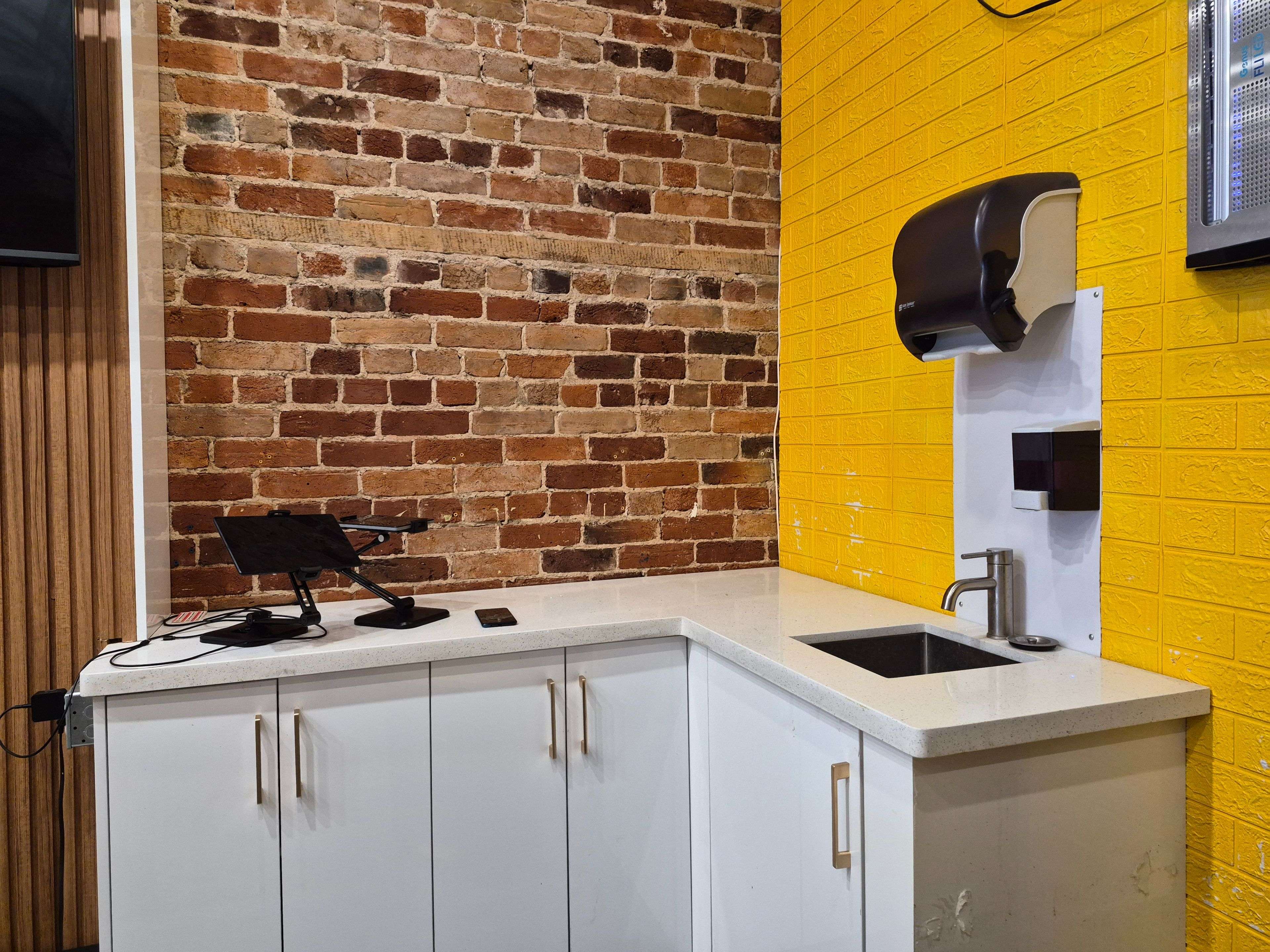 Barrie, ON L4M 1A3,58 Dunlop ST E