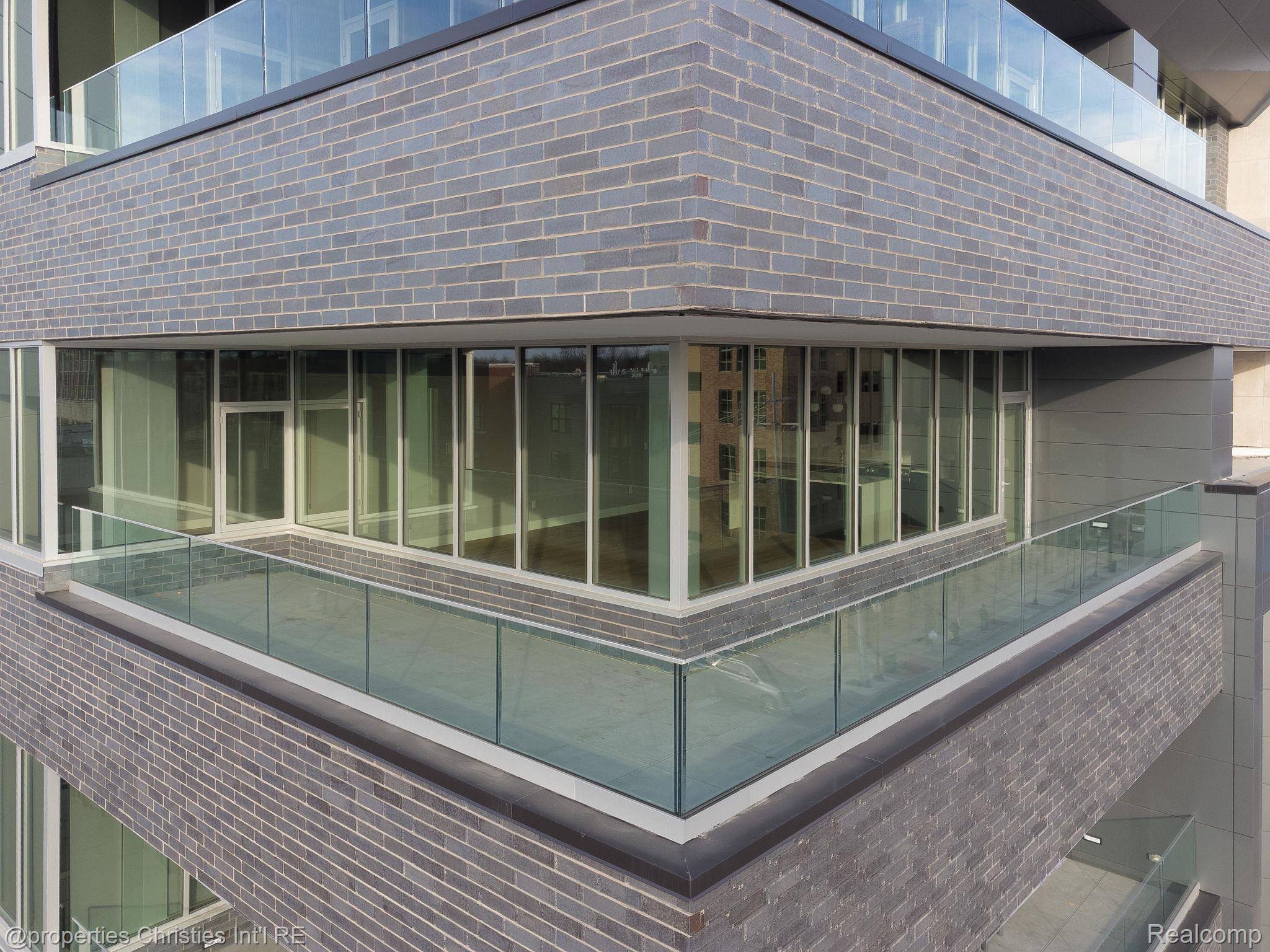 Royal Oak, MI 48067,118 N Main ST #403