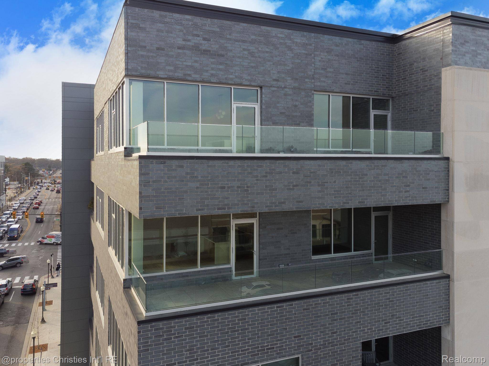 Royal Oak, MI 48067,118 N Main ST #403