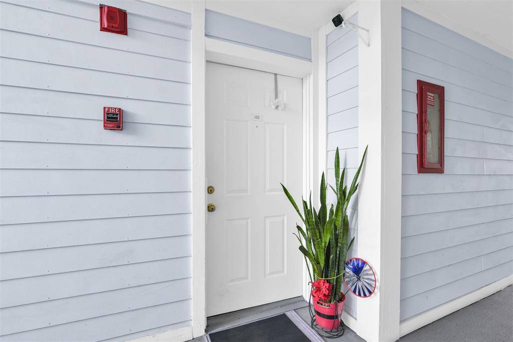 Miami, FL 33179,935 NE 199th St #103-16