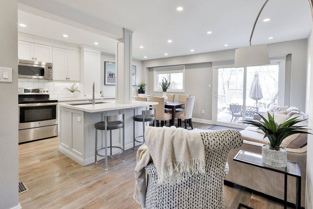 Oakville, ON L6H 2Z4,1558 Lancaster DR #66