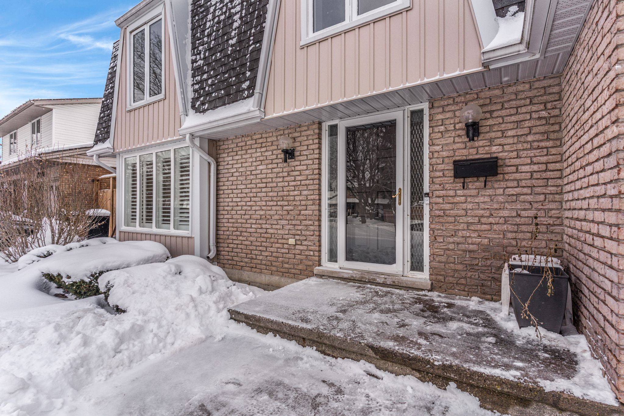 Kitchener, ON N2A 2T9,111 Manor DR