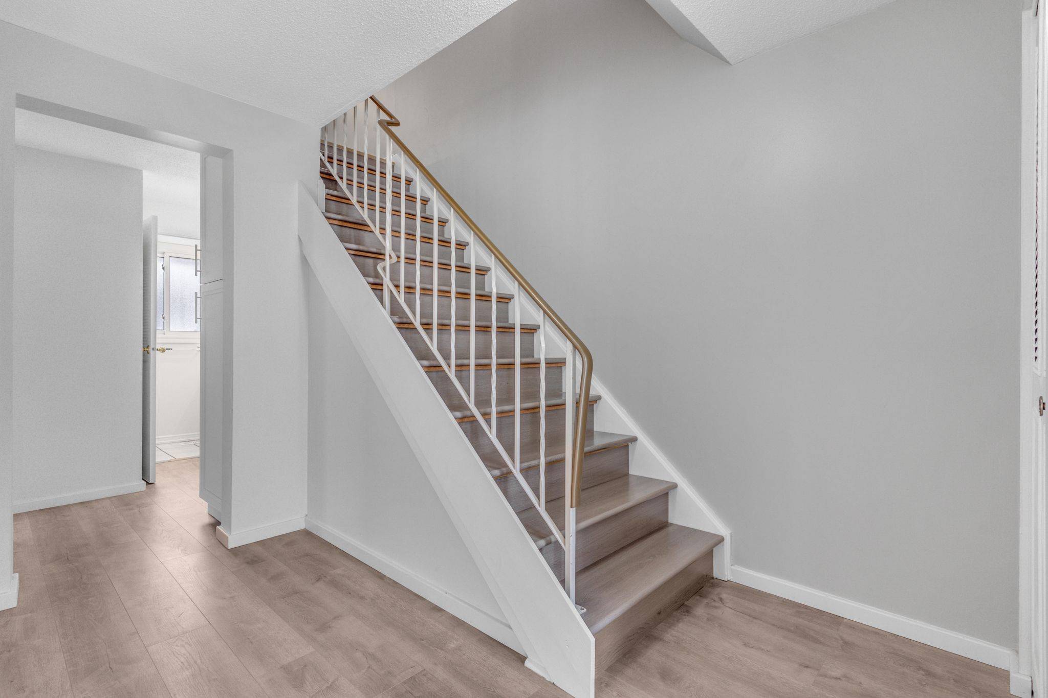 Kitchener, ON N2A 2T9,111 Manor DR