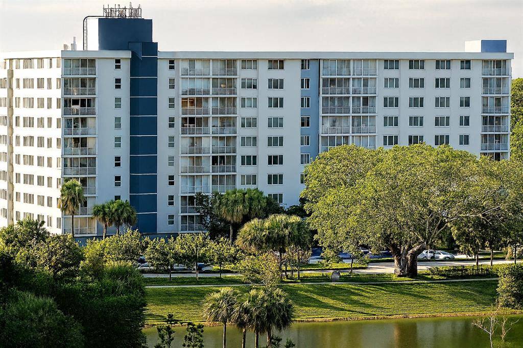 Hollywood, FL 33021,4200 Hillcrest Dr #201