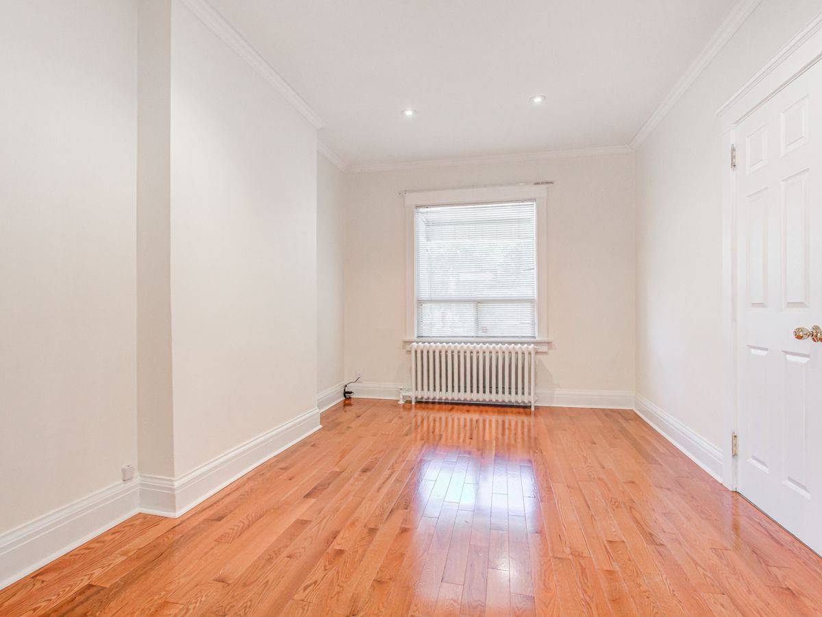 Toronto C02, ON M6G 2Z3,108 Follis AVE #A