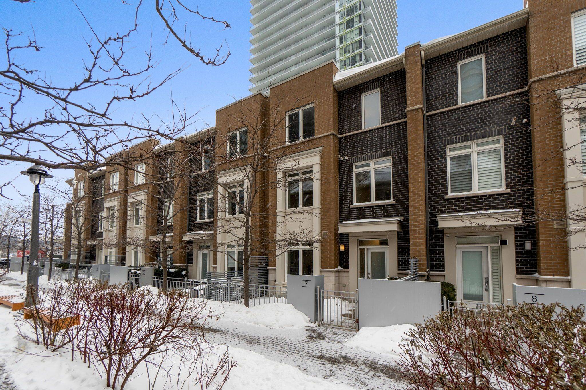 Mississauga, ON L5B 0E6,370 Square One DR #7