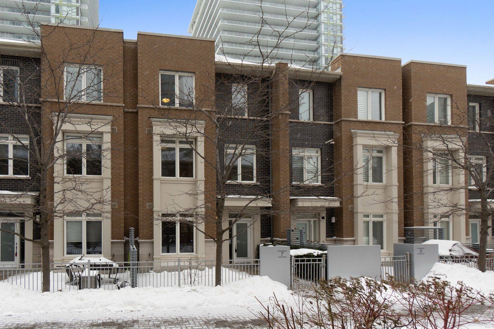 Mississauga, ON L5B 0E6,370 Square One DR #7