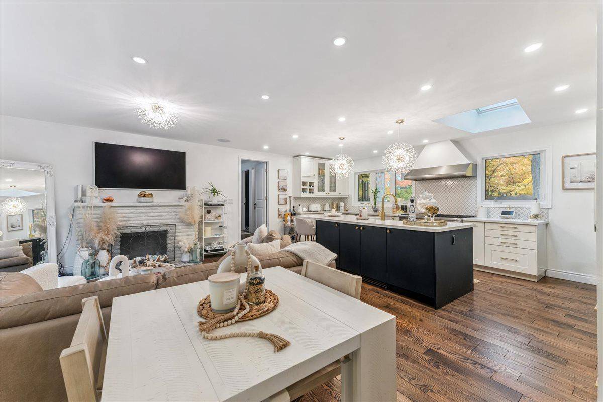 Oakville, ON L6K 2V4,89 Holyrood AVE