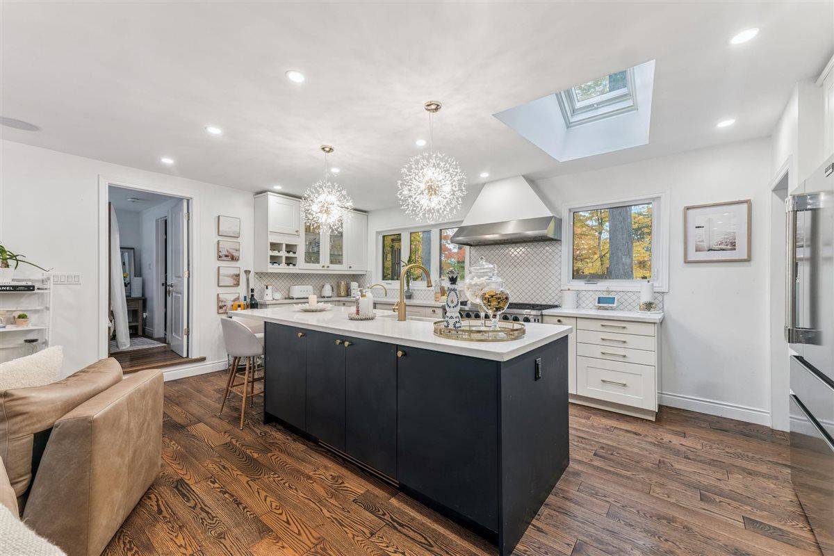 Oakville, ON L6K 2V4,89 Holyrood AVE