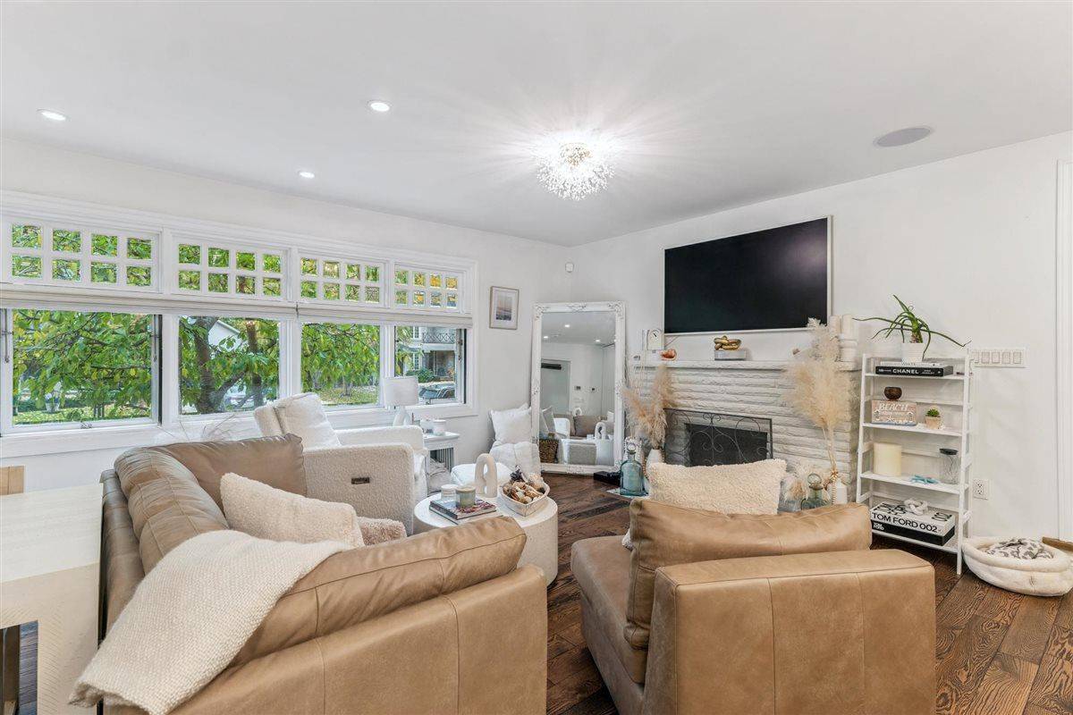 Oakville, ON L6K 2V4,89 Holyrood AVE