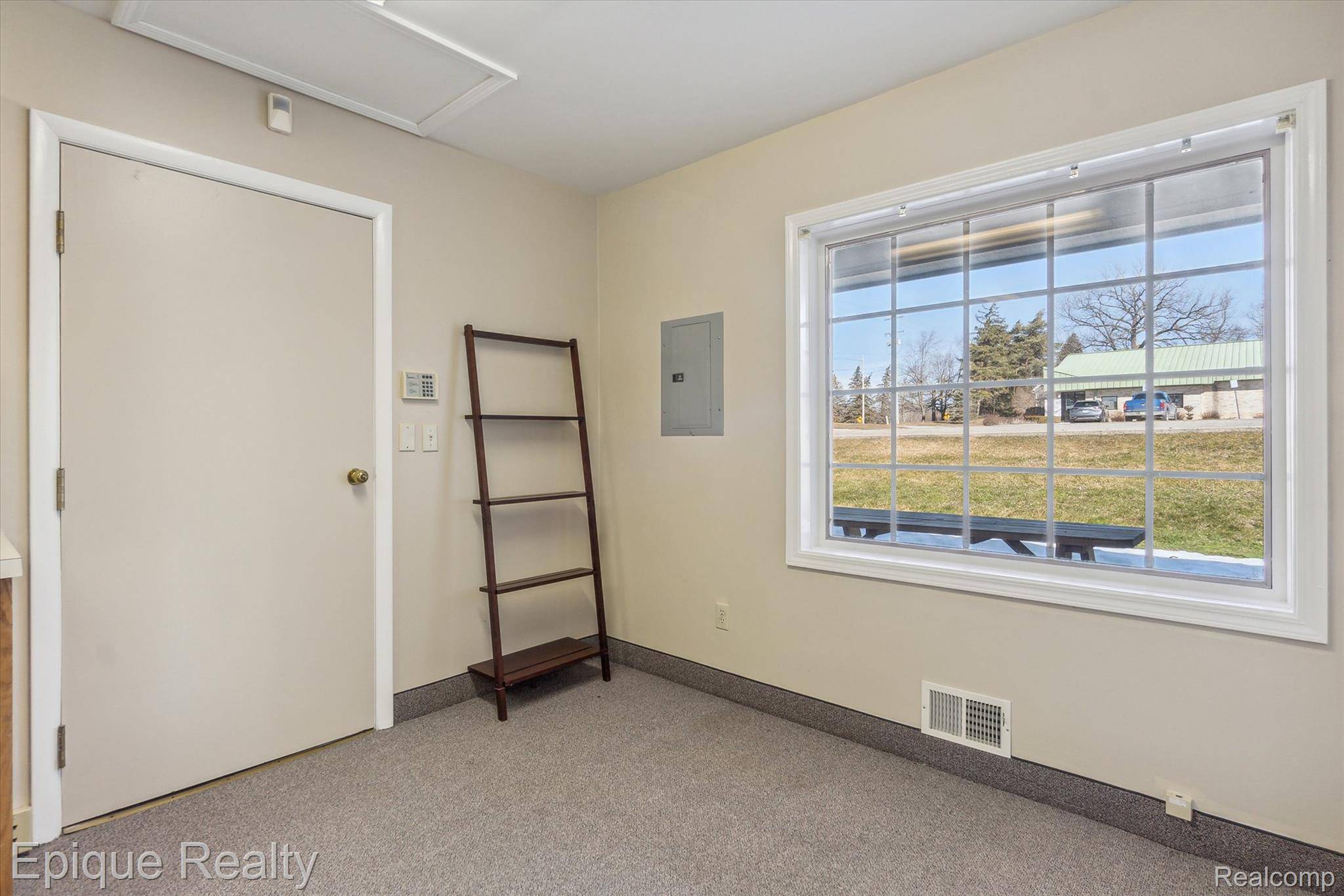 1425 S GRAHAM RD, Flint Charter Township, MI 48532