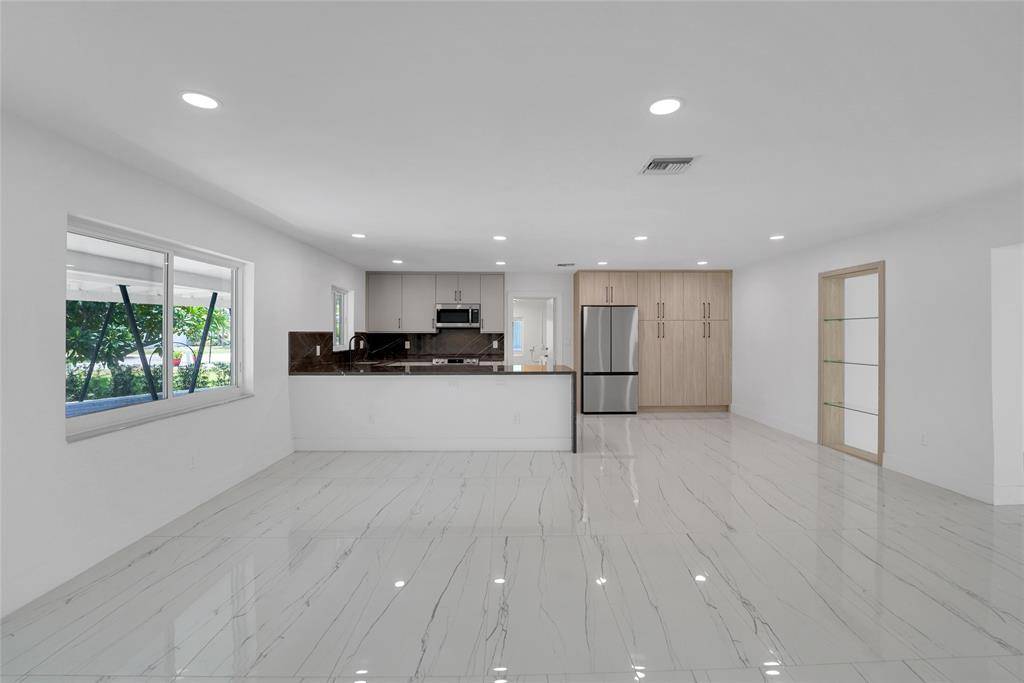 Pompano Beach, FL 33060,121 SE 8th St