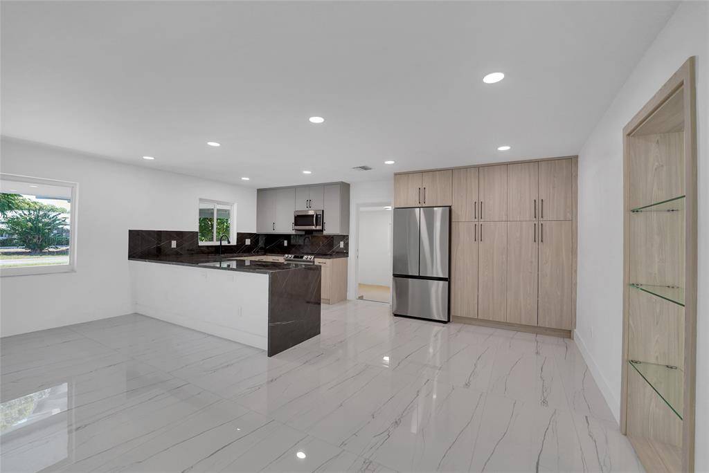 Pompano Beach, FL 33060,121 SE 8th St