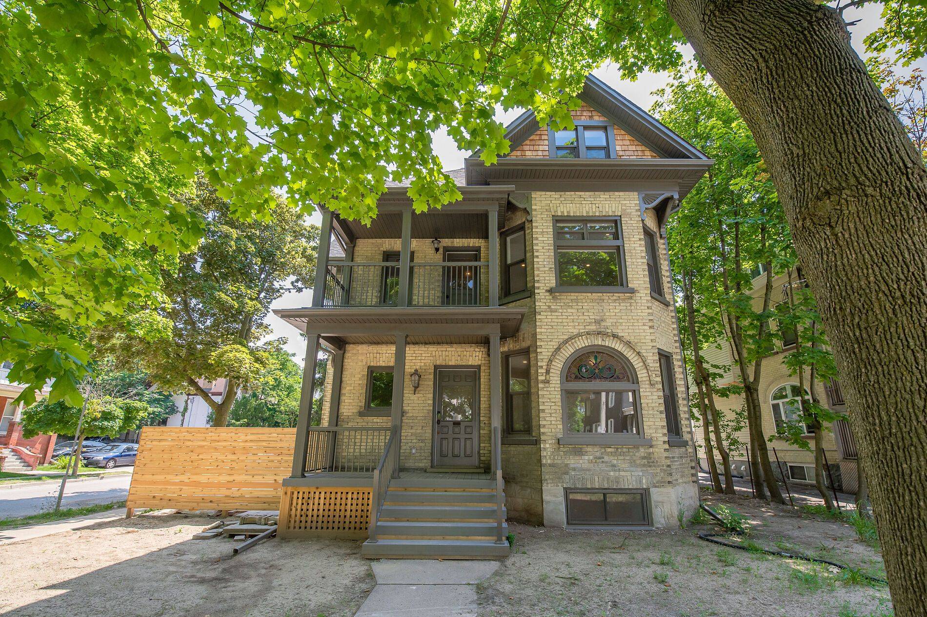 Kitchener, ON N2H 4Z2,113 Young ST #3