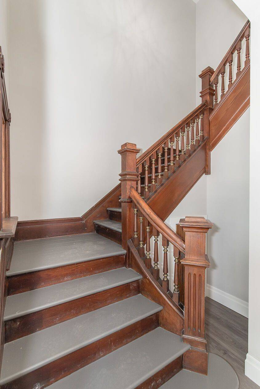 Kitchener, ON N2H 4Z2,113 Young ST #3