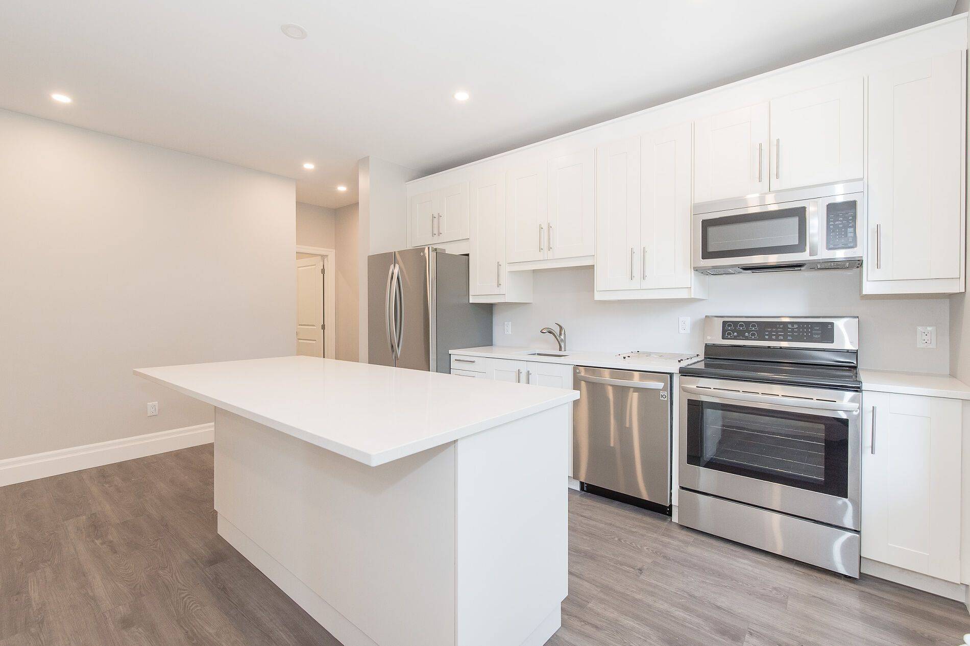 Kitchener, ON N2H 4Z2,113 Young ST #3