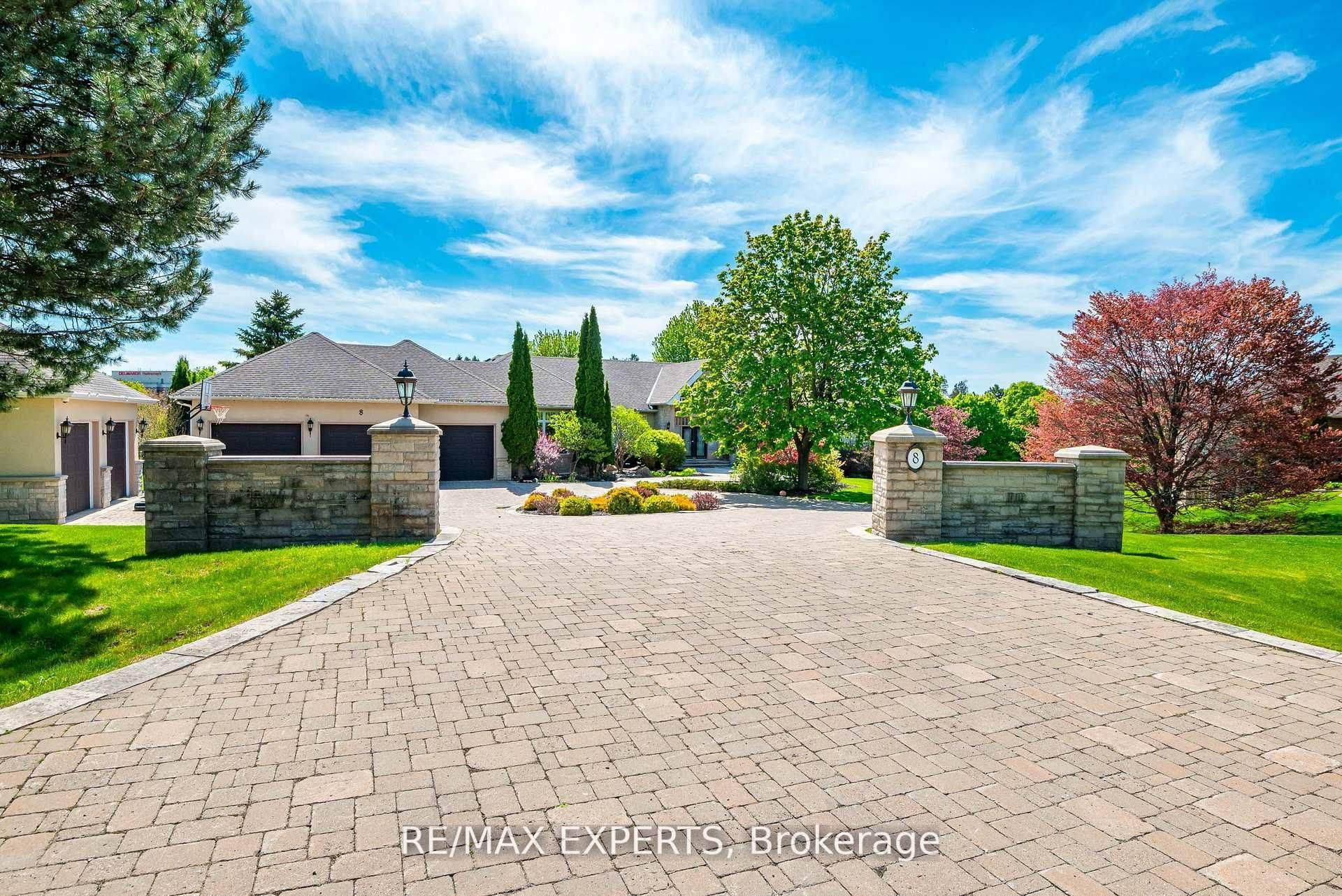 Aurora, ON L4G 6W7,8 Alm CT