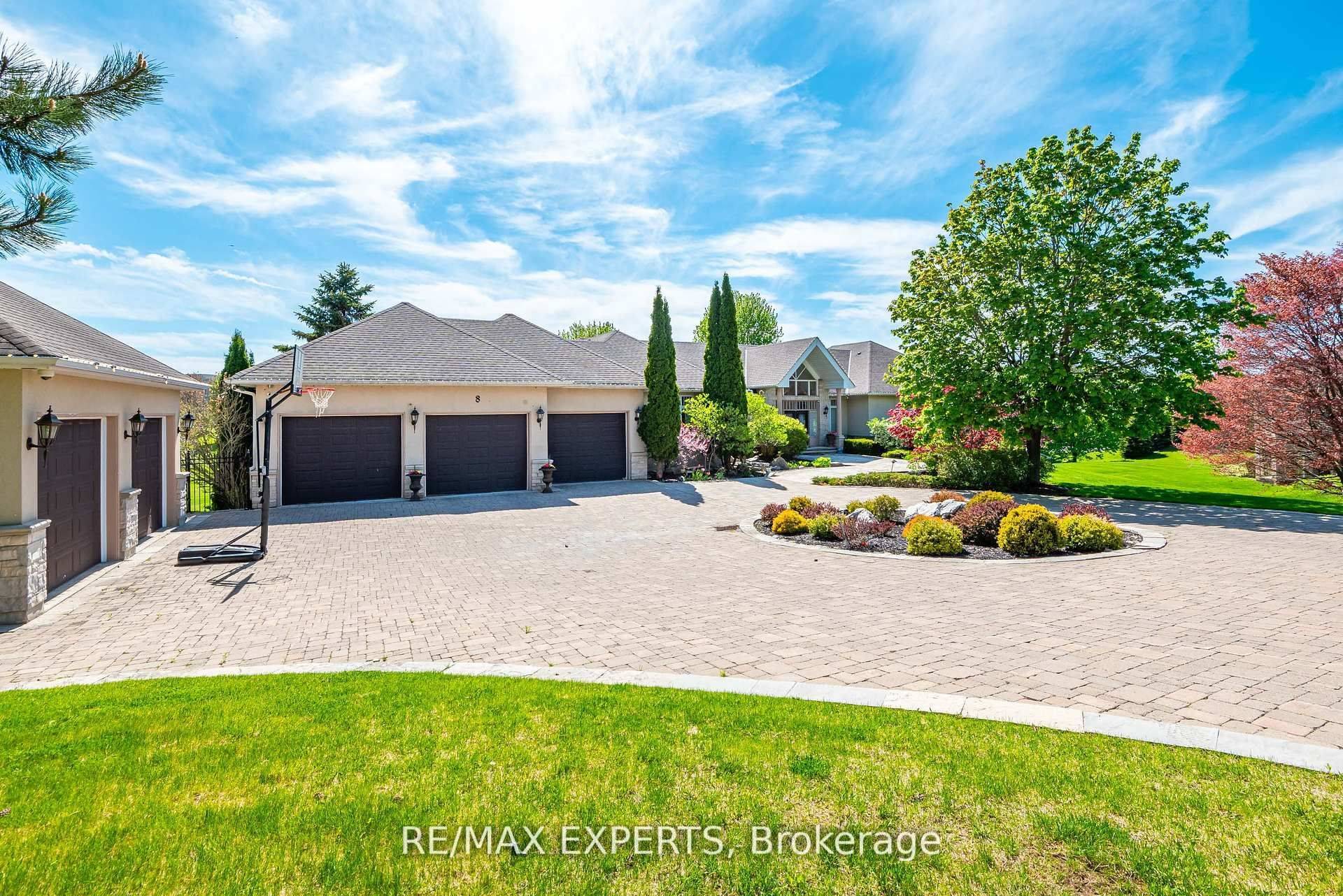 Aurora, ON L4G 6W7,8 Alm CT