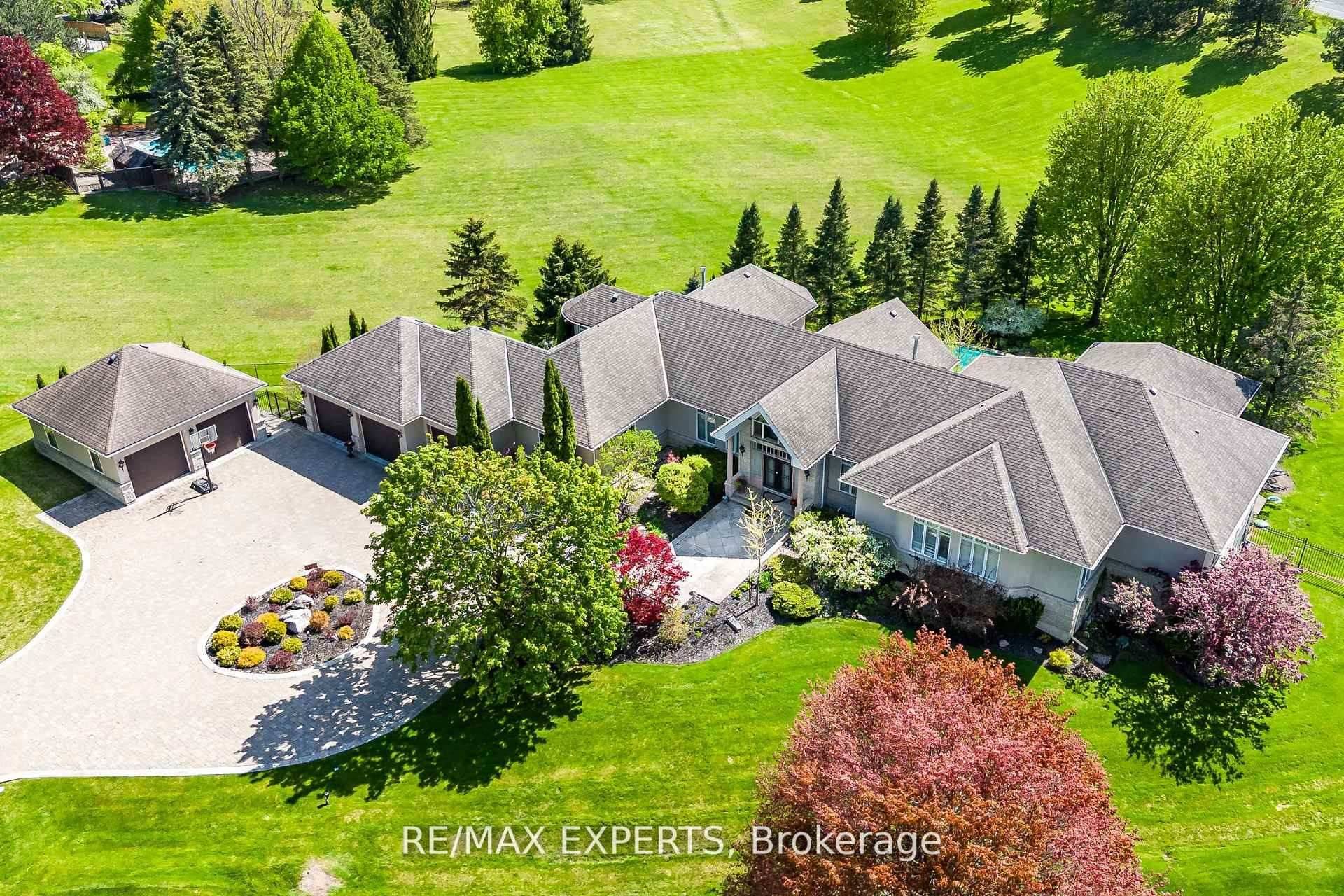 Aurora, ON L4G 6W7,8 Alm CT