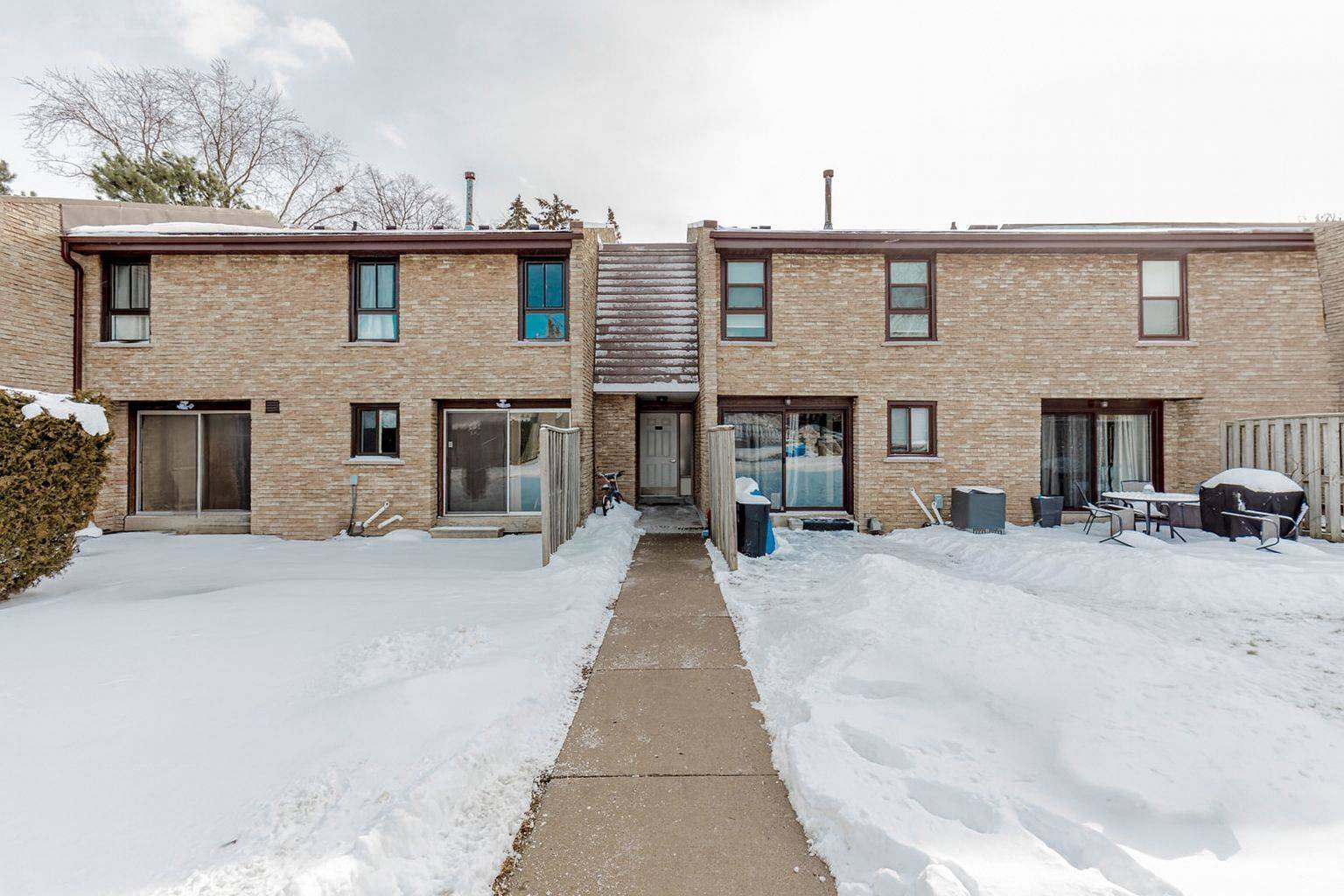 Mississauga, ON L5K 2E3,2605 Woodchester DR #72