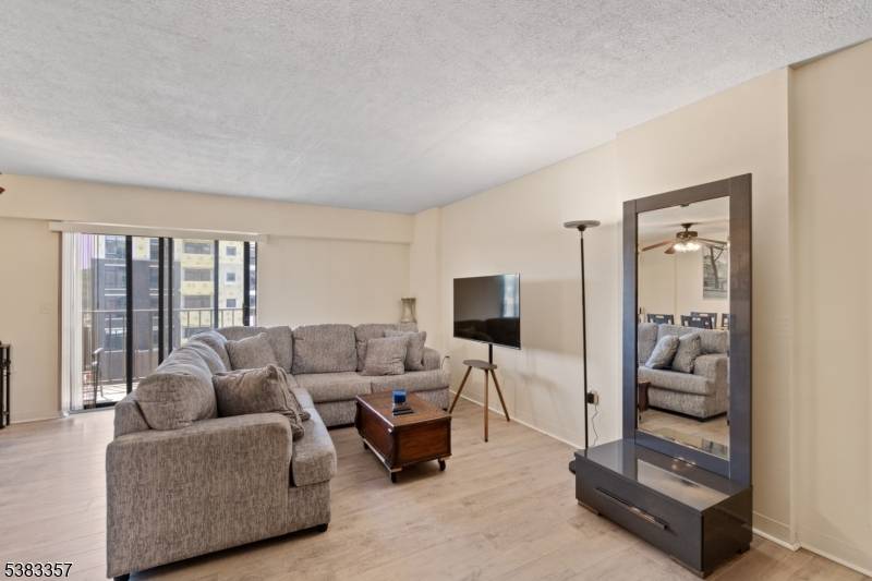 Linden City, NJ 07036,10 N Wood Ave #406