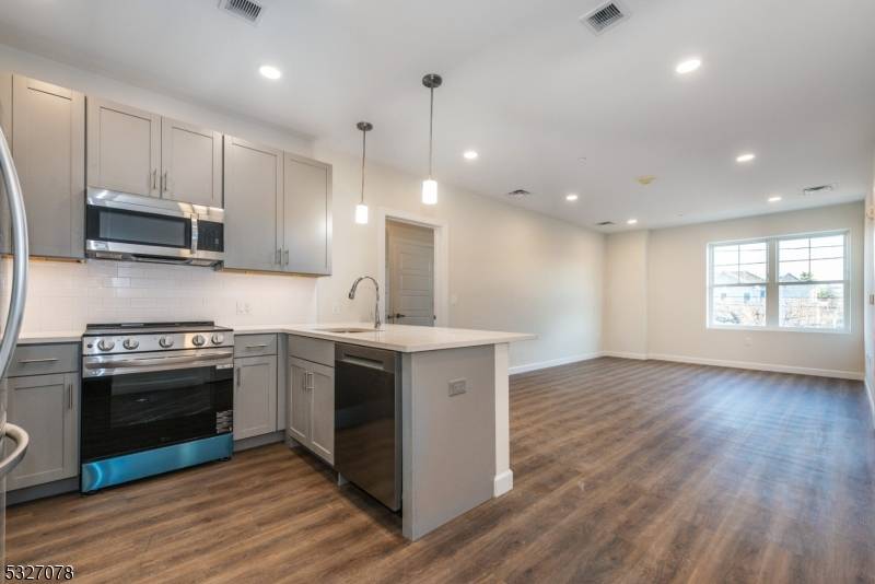 Totowa Boro, NJ 07512,515 Union Blvd #28