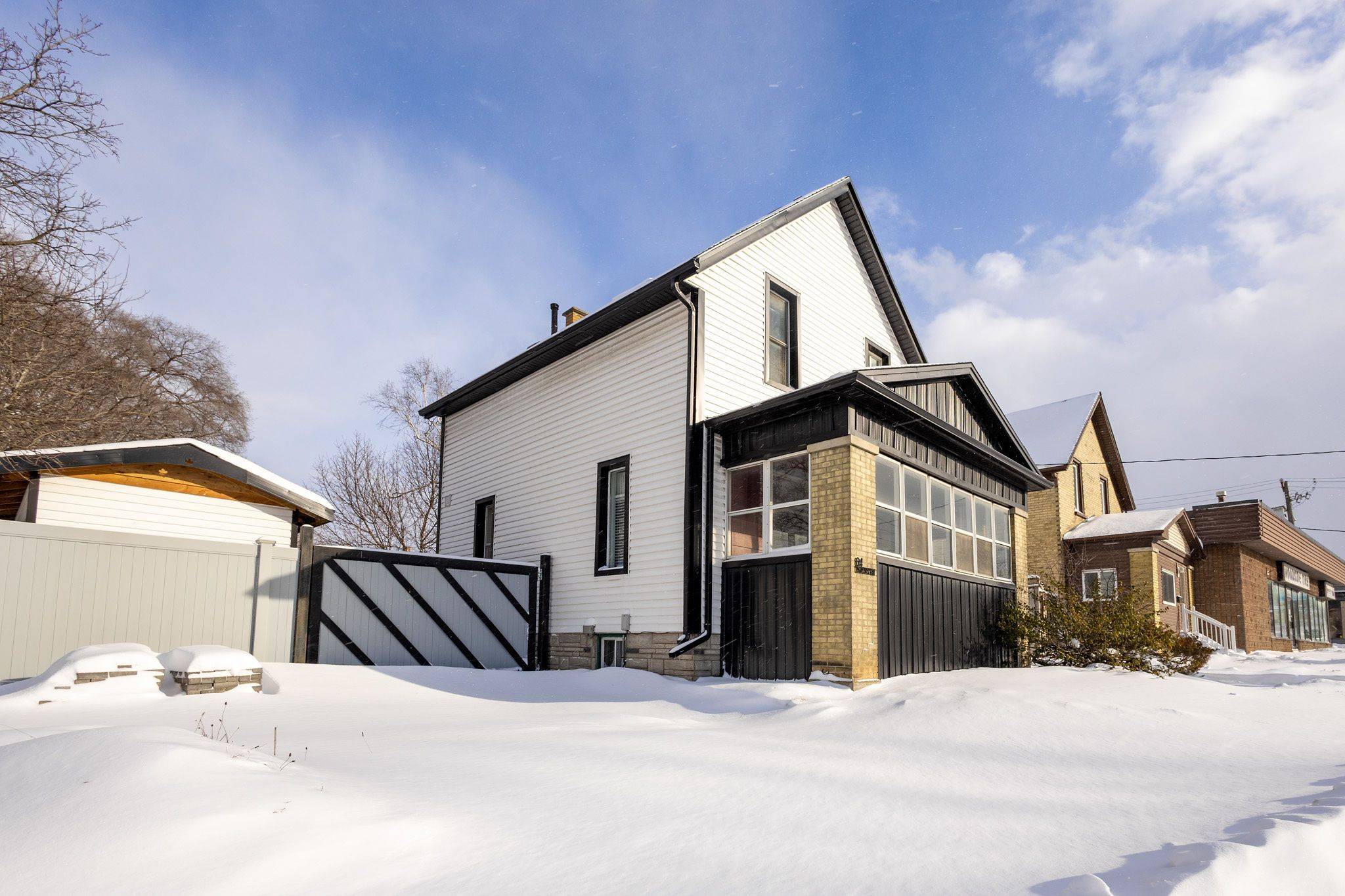 Kitchener, ON N2H 4T2,64 Lancaster EST W